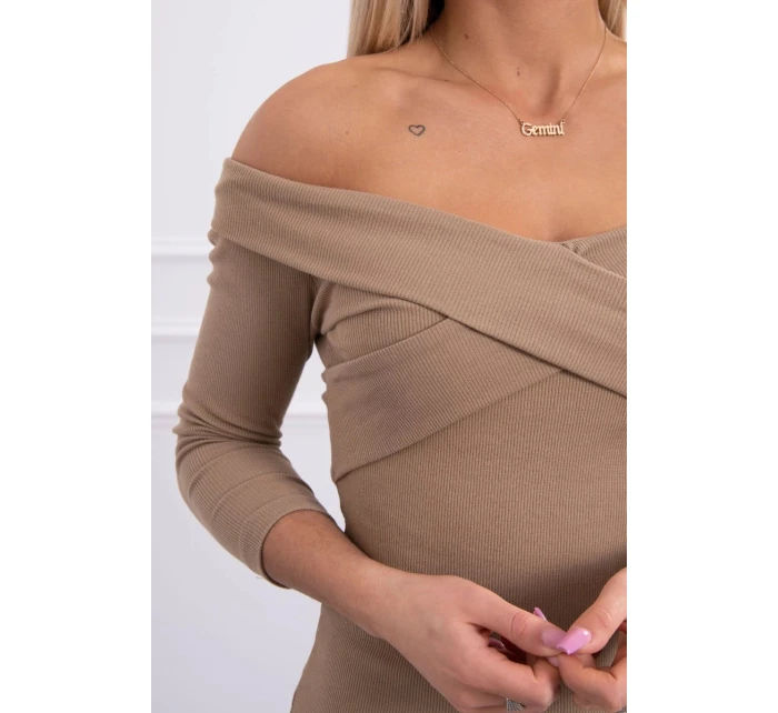 Přiléhavé šaty s výstřihem do V camel