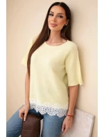Dámsky sveter s krátkym rukávom a čipkou žltý