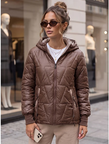 Kurtka damska przejściowa pikowana z kapturem brązowa model 22358079 - FashionStreet Kurtka damska przejściowa pikowana z kapturem brązowa model 22358079 - FashionStreet