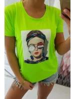 Blúzka s dámskou grafickou zelenou neónovou farbou Blúzka s dámskou grafickou zelenou neónovou farbou