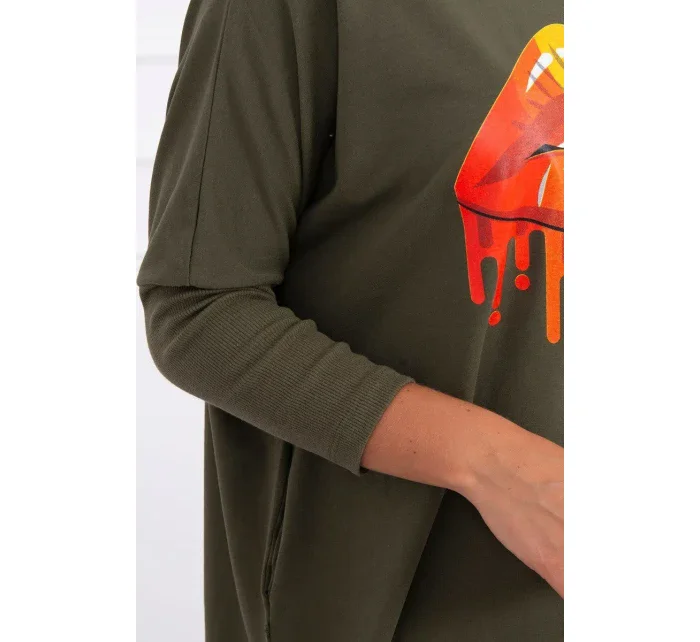 Oversize halenka s model 18743442 potiskem rtů v barvě khaki - K-Fashion Oversize halenka s model 18743442 potiskem rtů v barvě khaki - K-Fashion