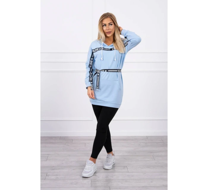 Šaty zdobené modrou stuhou Šaty zdobené modrou stuhou