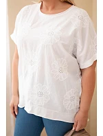 Dámská bavlněná halenka Plus Size s model 22212490 květinami bílá - K-Fashion Dámská bavlněná halenka Plus Size s model 22212490 květinami bílá - K-Fashion