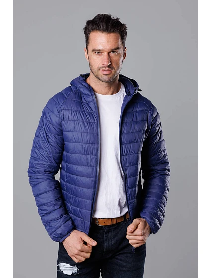 Modrá pánská prošívaná bunda s kapucí model 18345039 - J.STYLE Modrá pánská prošívaná bunda s kapucí model 18345039 - J.STYLE