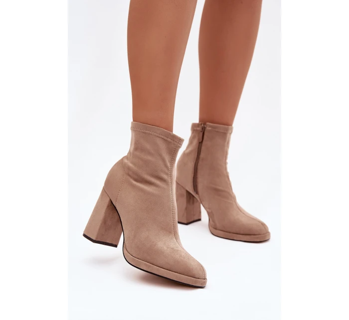 Dámské kotníkové boty z eko semiše na podpatku béžové model 21788083 - Boto Dámské kotníkové boty z eko semiše na podpatku béžové model 21788083 - Boto