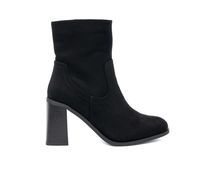 Pěkné dámské  kotníčkové boty černé na širokém podpatku
