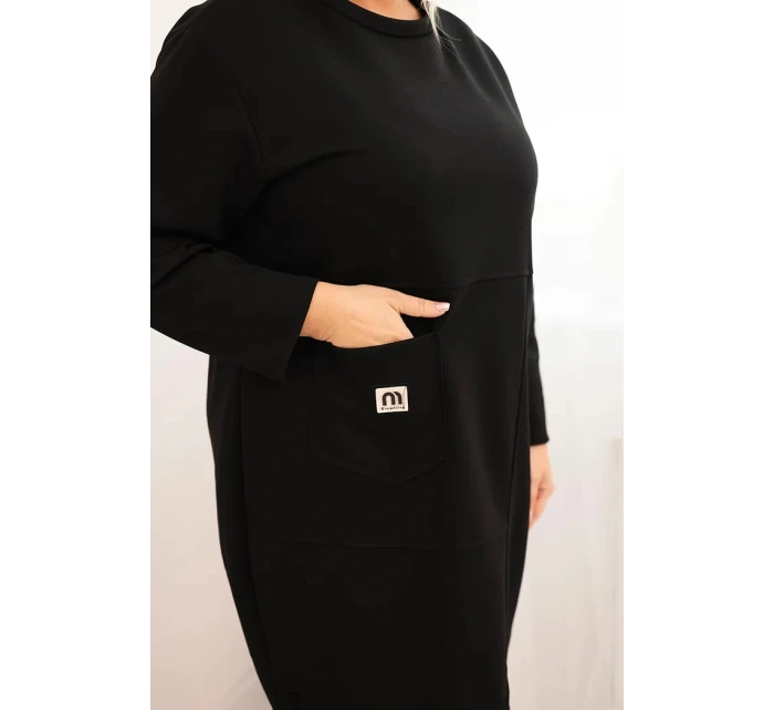 Dámské šaty Plus Size model 21439134 s kapsou a rukávem 3/4 černá - K-Fashion Dámské šaty Plus Size model 21439134 s kapsou a rukávem 3/4 černá - K-Fashion