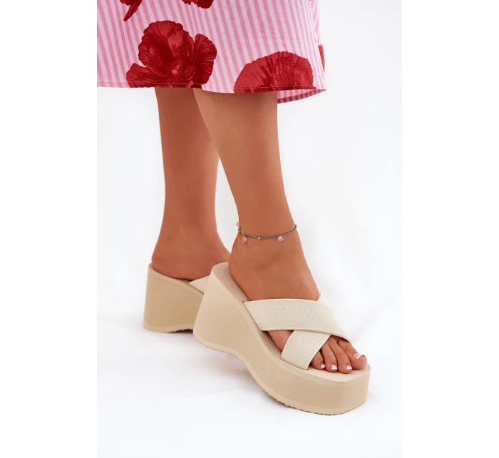 Dámské Pantofle Na Klínu A Platformě Béžové model 21688186 - Boto Dámské Pantofle Na Klínu A Platformě Béžové model 21688186 - Boto