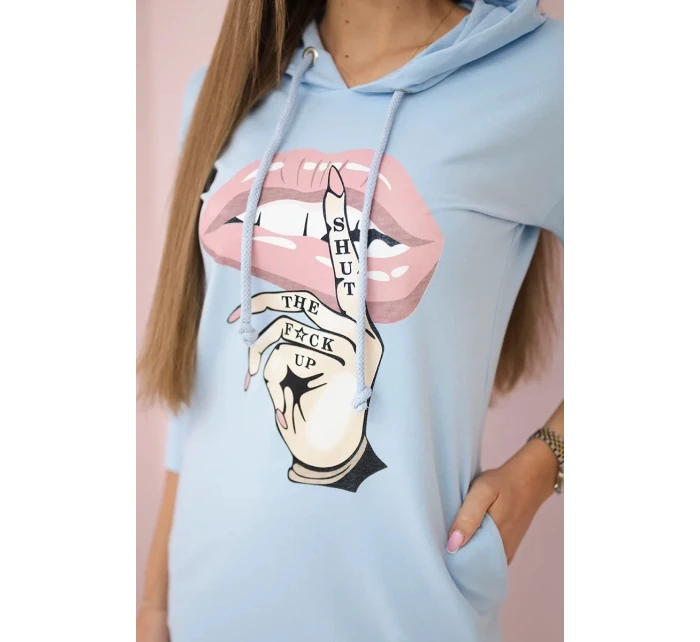 Šaty s dlhším chrbtom a farebnou modrou potlačou