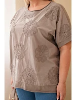 Dámská bavlněná halenka Plus Size s model 22212488 květinami fango - K-Fashion Dámská bavlněná halenka Plus Size s model 22212488 květinami fango - K-Fashion