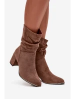Zateplené dámské kotníkové boty s řasením na sloupkovém podpatku hnědé model 21711655 - Boto Zateplené dámské kotníkové boty s řasením na sloupkovém podpatku hnědé model 21711655 - Boto