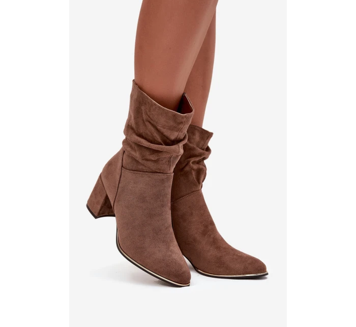 Zateplené dámské kotníkové boty s řasením na sloupkovém podpatku hnědé model 21711655 - Boto Zateplené dámské kotníkové boty s řasením na sloupkovém podpatku hnědé model 21711655 - Boto