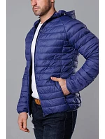 Modrá pánská prošívaná bunda s kapucí model 18345039 - J.STYLE Modrá pánská prošívaná bunda s kapucí model 18345039 - J.STYLE