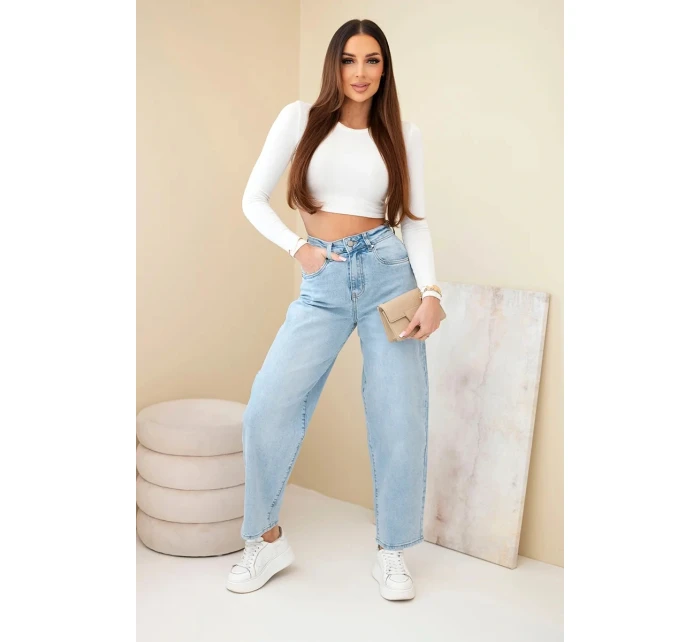 Dámske džínsy s vysokým pásom a voľnou nohou Dámske džínsy s vysokým pásom a voľnou nohou