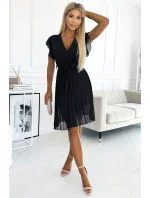 Černé dámské šifonové plisované šaty s výstřihem a volánky model 19456656 - numoco basic Černé dámské šifonové plisované šaty s výstřihem a volánky model 19456656 - numoco basic