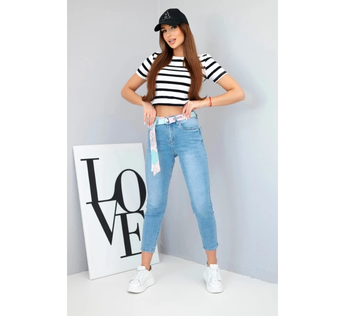 Dámske džínsy s vysokým pásom a voľnou nohou Dámske džínsy s vysokým pásom a voľnou nohou