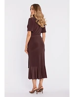 model 22369017 Zavinovací midi šaty s volánkem a řasením hnědé - Moe model 22369017 Zavinovací midi šaty s volánkem a řasením hnědé - Moe