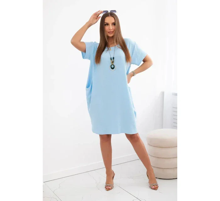 Šaty s vreckami a príveskom modrej farby