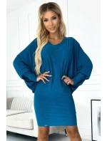 Dámské netopýří šaty v mořské barvě s brokátem a s výstřihem model 18831252 - numoco Dámské netopýří šaty v mořské barvě s brokátem a s výstřihem model 18831252 - numoco