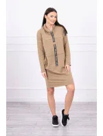 Ťavie šaty s kravatou Ťavie šaty s kravatou