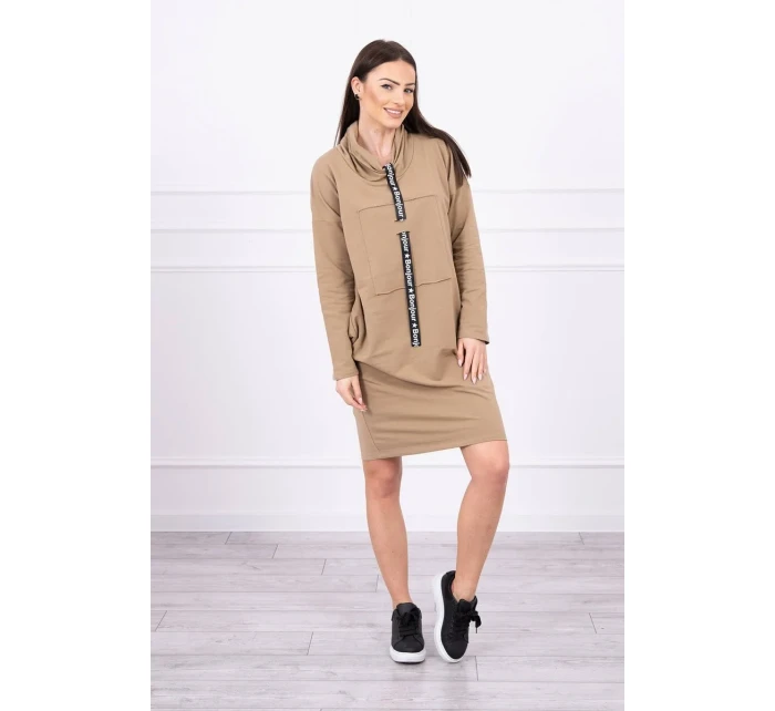 Ťavie šaty s kravatou Ťavie šaty s kravatou