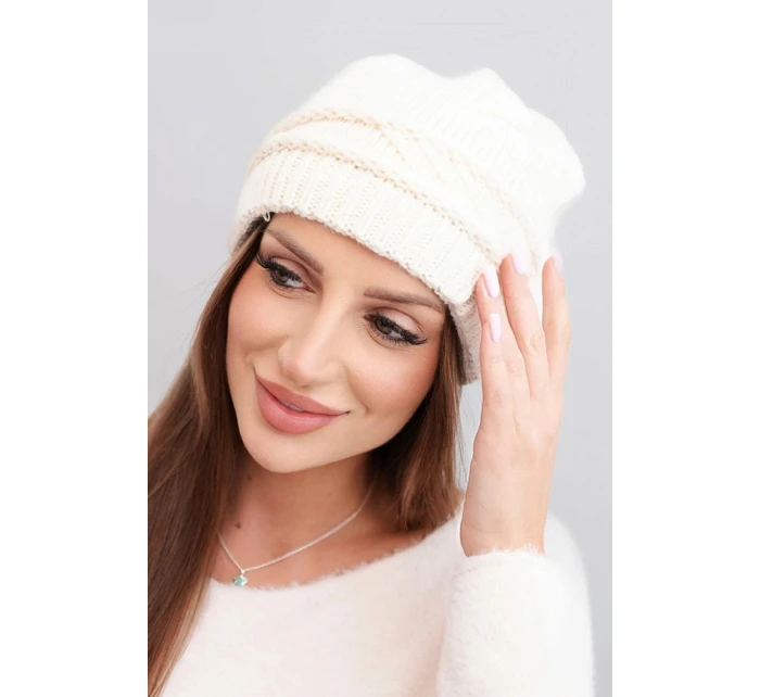 Dámska zimná čiapka z vlny a s pleteným vzorom K428 light beige Dámska zimná čiapka z vlny a s pleteným vzorom K428 light beige