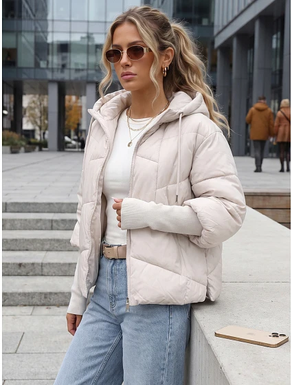 Krótka kurtka damska pikowana z kapturem  model 22341005 - FashionStreet