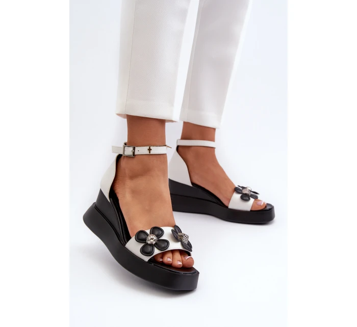 Sandały Damskie Na Platformie I Koturnie Z Kwiatami Białe Foviana