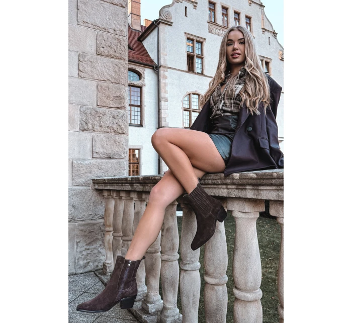 Semišové dámské boty na podpatku zateplené hnědé model 21747763 - Boto