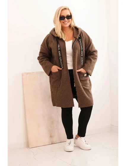 Dámský plášť Plus Size z umělé model 22324349 látky s kapucí a kapsami camelový - K-Fashion Dámský plášť Plus Size z umělé model 22324349 látky s kapucí a kapsami camelový - K-Fashion
