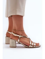 Sametové sandály na nízkém podpatku model 21661305 Zlaté - Maciejka