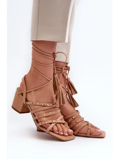 Wiązane Sandały Na Niskim Obcasie Ozdobione Ćwiekami Camel Chrisele