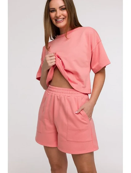 model 21047235 Šortky s kapsami s nášivkami korálová barva - BeWear model 21047235 Šortky s kapsami s nášivkami korálová barva - BeWear