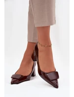 Lakované lodičky na podpatku s ozdobou čokoládové model 21752724 - Boto Lakované lodičky na podpatku s ozdobou čokoládové model 21752724 - Boto