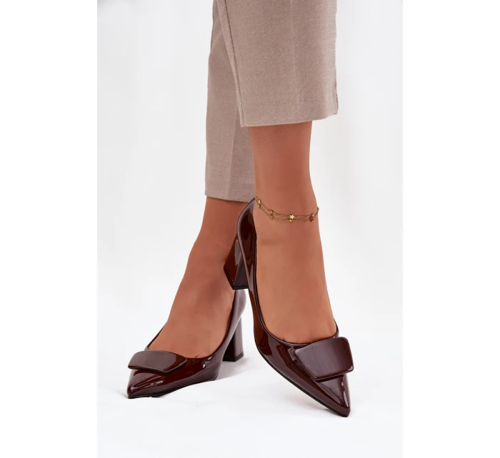 Lakované lodičky na podpatku s ozdobou čokoládové model 21752724 - Boto Lakované lodičky na podpatku s ozdobou čokoládové model 21752724 - Boto