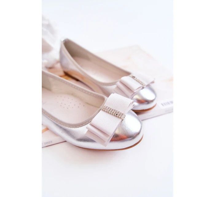 Kožené dětské baleríny s ozdobnou mašlí stříbrne model 21580989 - S.Barski