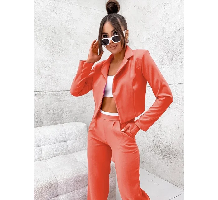 Dámska súprava v koralovej farbe - krátke sako a široké nohavice (8263) Dámska súprava v koralovej farbe - krátke sako a široké nohavice (8263)