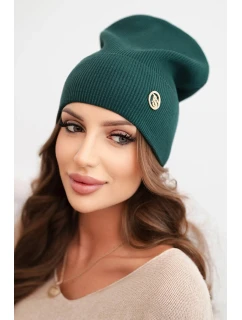Dámska pruhovaná čiapka z modalu a viskózy s ozdobným gombíkom tmavozelená