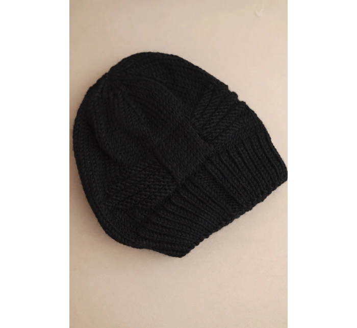 Dámska akrylová zimná čiapka s ozdobným úpletom K462 čierna