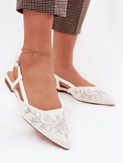 Dámské sandály s výšivkou na ploché bílé model 22039773 - Boto