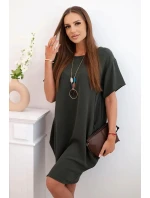 Šaty s kapsami a přívěskem khaki Šaty s kapsami a přívěskem khaki