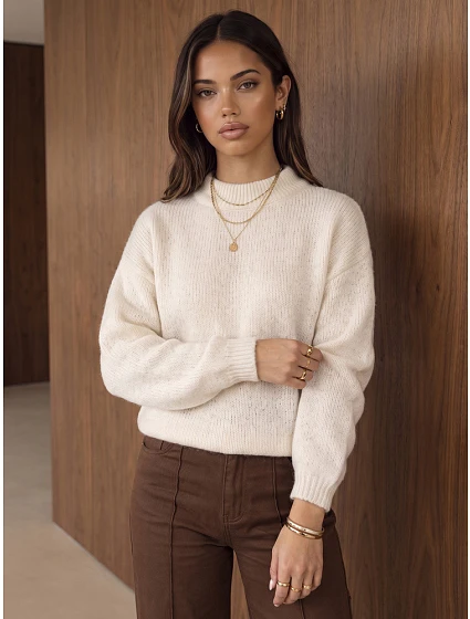 Sweter damski klasyczny z dekoltem model 22394723 - FashionStreet Sweter damski klasyczny z dekoltem model 22394723 - FashionStreet
