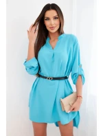 Šaty s delší zadní částí a páskem tyrkysová