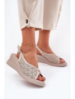 Dámské Kožené Sandály Na Klínu model 21695174 Béžové - VINCEZA Dámské Kožené Sandály Na Klínu model 21695174 Béžové - VINCEZA