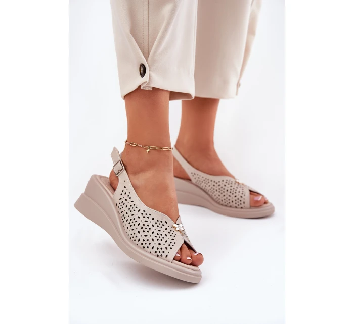 Dámské Kožené Sandály Na Klínu model 21695174 Béžové - VINCEZA Dámské Kožené Sandály Na Klínu model 21695174 Béžové - VINCEZA