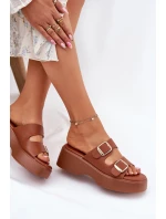 Dámské Pantofle Na Klínku A Platformě S Přezkami Camel model 21697281 - Boto Dámské Pantofle Na Klínku A Platformě S Přezkami Camel model 21697281 - Boto