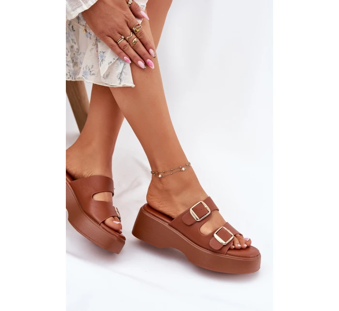 Dámské Pantofle Na Klínku A Platformě S Přezkami Camel model 21697281 - Boto Dámské Pantofle Na Klínku A Platformě S Přezkami Camel model 21697281 - Boto