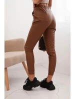 Dámské kalhoty z ekokůže s kapsami a vázáním v pase hnědé Dámské kalhoty z ekokůže s kapsami a vázáním v pase hnědé