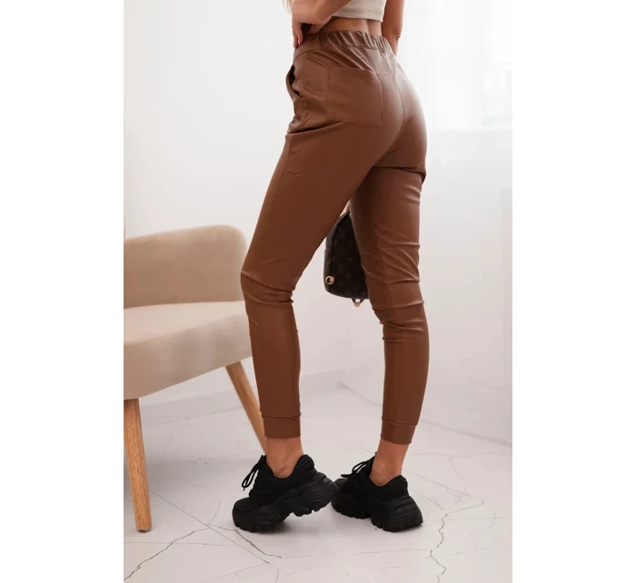 Dámské kalhoty z ekokůže s kapsami a vázáním v pase hnědé Dámské kalhoty z ekokůže s kapsami a vázáním v pase hnědé