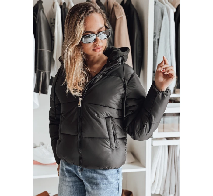 Dámská krátká péřová bunda s kapucí černá Dstreet model 21990578 - FashionStreet Dámská krátká péřová bunda s kapucí černá Dstreet model 21990578 - FashionStreet